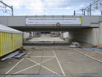 906528 Gezicht op de aanleg van de nieuwe spoortunnel in de Bleekstraat te Utrecht.